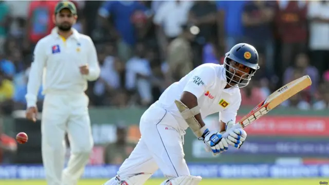 سری لنکا کی جانب سے جیت میں اہم کردار سنگا کارا نے ادا کیا۔ انھوں نے پہلی اننگز میں 24 چوکوں کی مدد سے 221 رنز بنائے۔