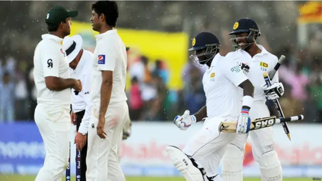 گال میں کھیلے جانے والے پہلے ٹیسٹ میچ میں سری لنکا نے پاکستان کو سات وکٹوں سے شکست دے کر دو میچوں پر مشتمل سیریز میں ایک صفر کی برتری حاصل کر لی ہے۔