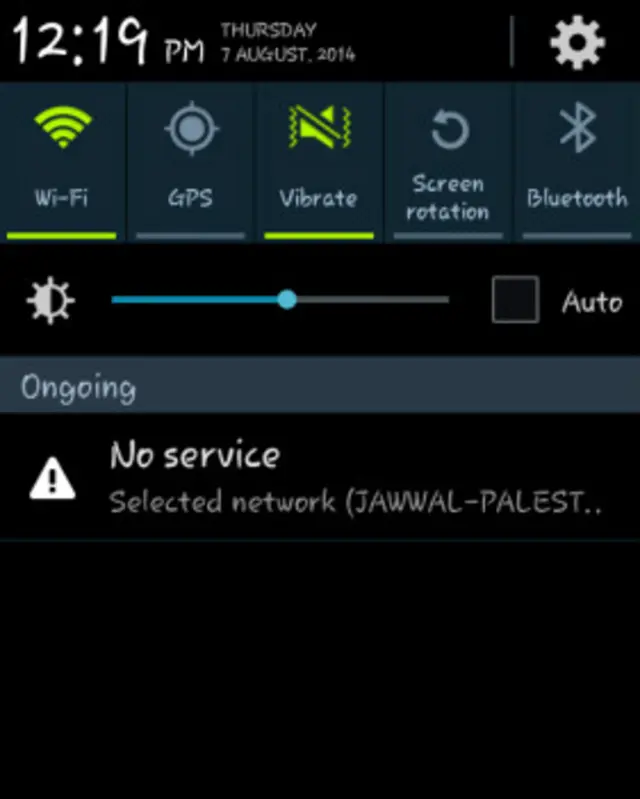 "خب، دارند بمباران می‌کنند. می‌خواهی به عزیزانت زنگ بزنی که خیالت از زنده بودنشان راحت شود. بفرما... زنگ بزن. آنتن نداری!"