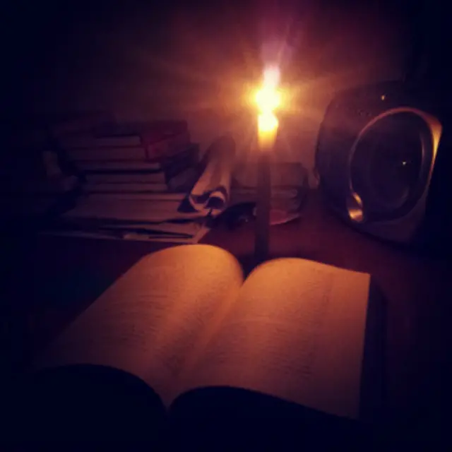 "عاشق مطالعه هستم. با وجودی که برق نیست کتاب‌ مورد علاقه‌ام را زیر نور شمع می‌خوانم"