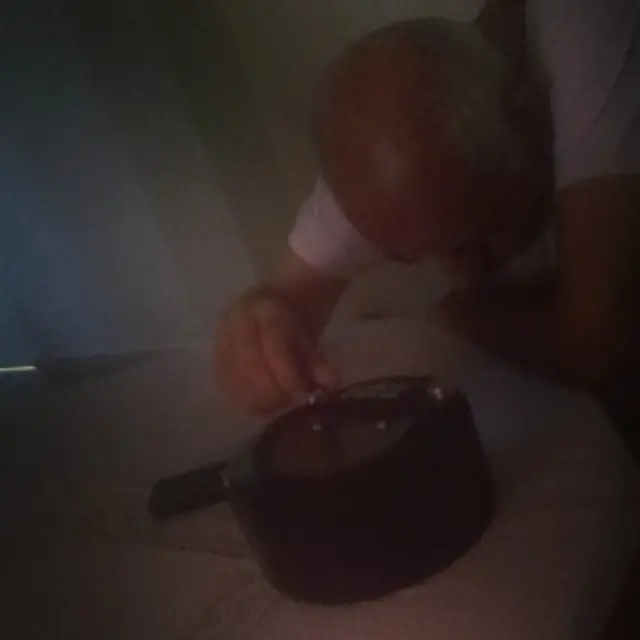 "وقتی برق نداری، فقط می‌توانی به رادیو گوش کنی و بر جاهایی که هدف قرار گرفته تمرکز کنی و آسوده باشی که عزیزت هنوز زنده است"