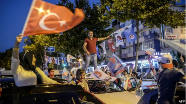 Des Turcs fêtent la victoire de Recep Tayyip Erdogan à la présidentielle, le 10 août 2014. 