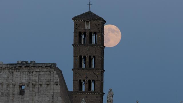 La superluna en Roma