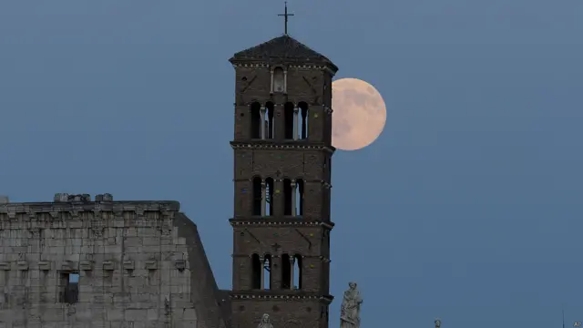 La superluna en Roma