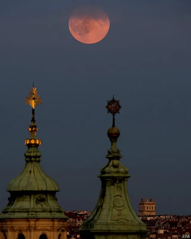 La superluna en Praga