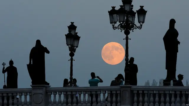 La superluna en Skopje