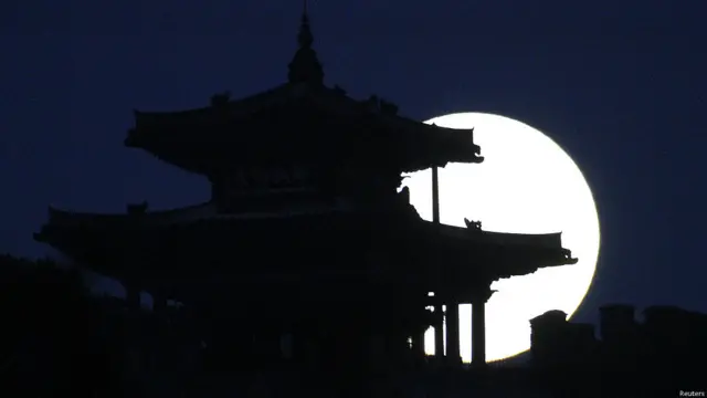 La superluna en Suwon, Corea del Sur