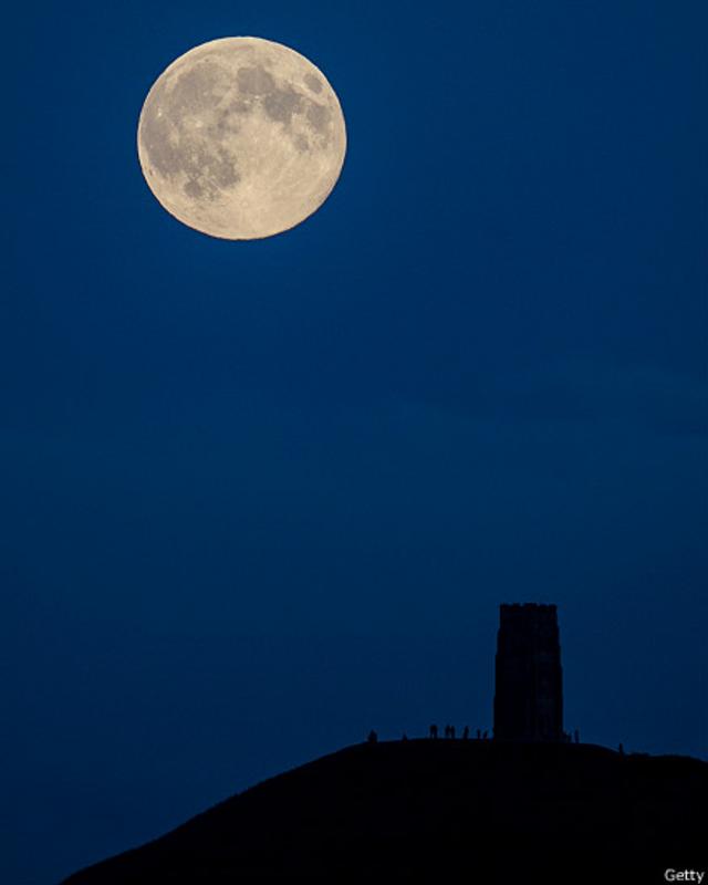 La superluna en Glastonbury, Inglaterra
