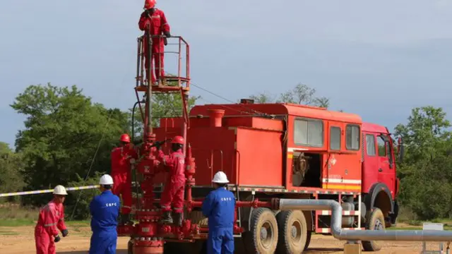 中石油與乍得工人在庫達爾瓦修理一處油井（2013年資料圖片）