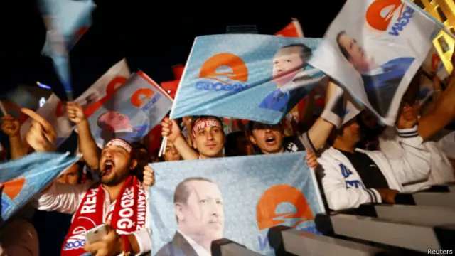 Сторонники Эрдогана празднуют его победу