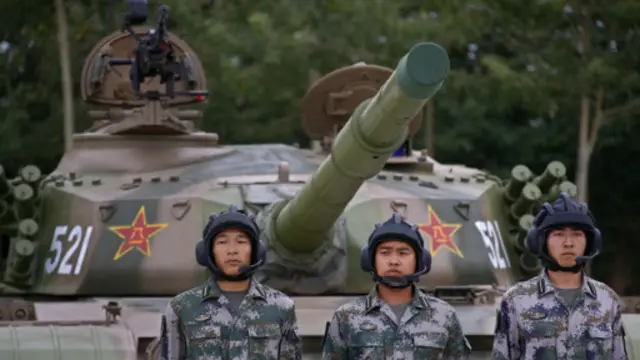 Militer Cina mengerahkan 1.226 serdadu saat radar mendeteksi keberadaan pesawat tak dikenal di dekat Bandara Beijing.