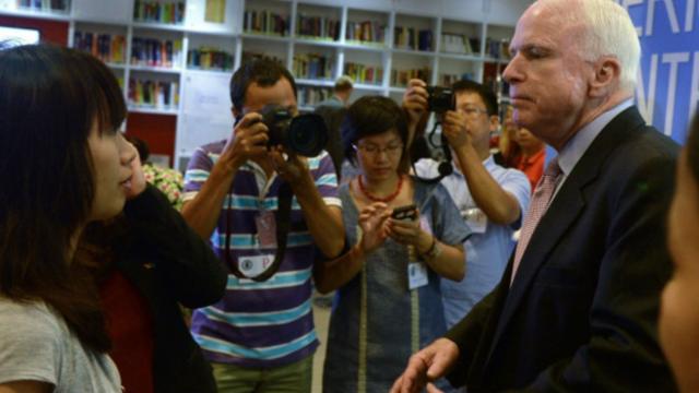 Ông McCain đang tích cực vận động nới lỏng lệnh cấm bán vũ khí cho Việt Nam