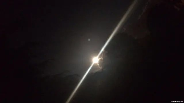 பிரிட்டனின் பர்லியில் தனது வீட்டின் தோட்டத்திலிருந்து தன் ஐபோனால் ஜான் ஒ'நீல் எடுத்த படம் இது