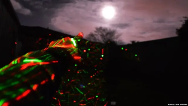 ஆஸ்திரேலியாவின் அடிலேட் நகரில் கலைஞர் டேவிட் பால் ஜாப்லிங் இந்தப் படத்தை எடுத்தார்.