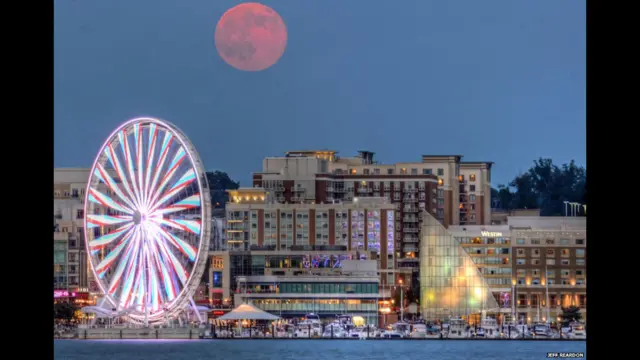 அமெரிக்காவின் வர்ஜீனியா மாநிலத்தின் அலெக்ஸாண்டிரியா என்ற இடத்தில் தோன்றிய நிலவினைப் படம் எடுத்தவர் ஜெப் ரியர்டன்