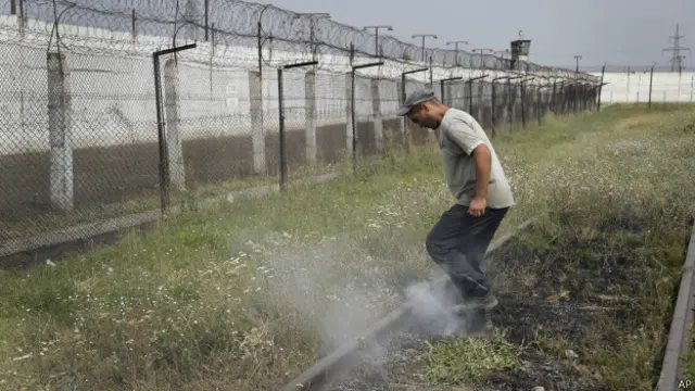 Một phạm nhân dập lửa do súng cối để lại