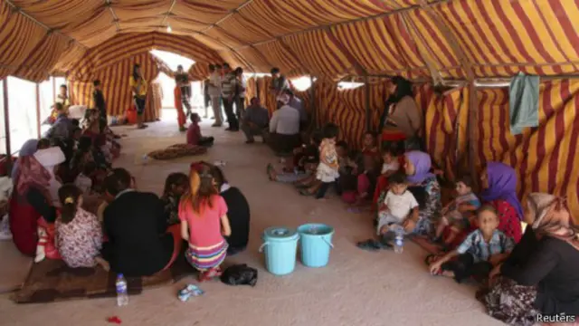 أزمة الإيزيديين، الذين أجبروا على الفرار من منازلهم، ساهمت في استعجال الموقف الأمريكي.