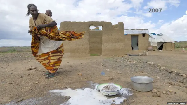 Haja akiwa amembeba mjukuu wake 