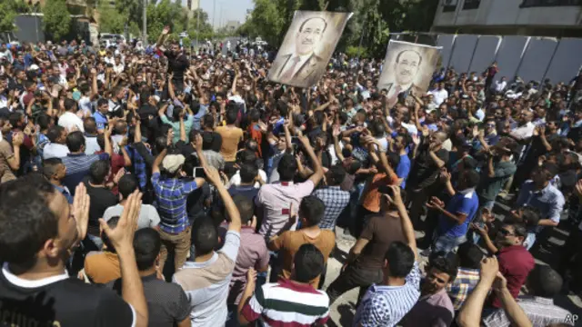 Massa PM Nuri al Maliki berunjuk rasa menyatakan dukungan.