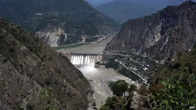 بھارت میں آدھی سے زیادہ آبادی کا تعلق شعبہ زراعت سے ہے جہاں زیادہ تر ڈیم نو کروڑ ایکڑ کاشت کی زمین کی آب پاشی کے لیے پانی مہیا کرتے ہیں