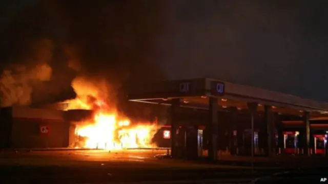 美國密蘇里州聖路易斯市警方打死一名手無寸鐵的黑人少年，激起該州騷亂。