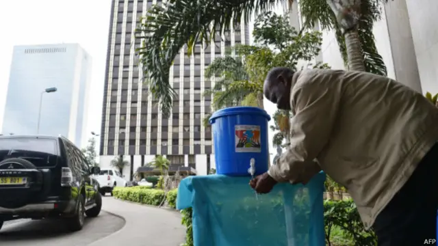 رجل أفريقي ينظف يديه