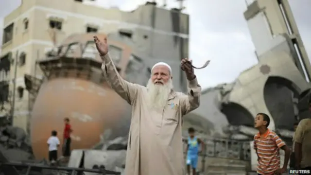 من أهداف الهدنة السماح بدخول المساعدات لآلاف المشردين الذين دمرت منازلهم.