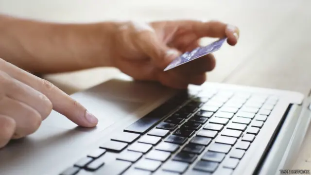 Insertando número de tarjeta de crédito.