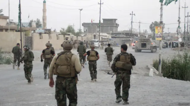 کردي ځواکونه د اسلامي دولت له جنګیالیو سره په جګړه کې ښکېل دي. د دغه کړکېچ له امله زرګونه خلک بې ځایه شوې دي. 