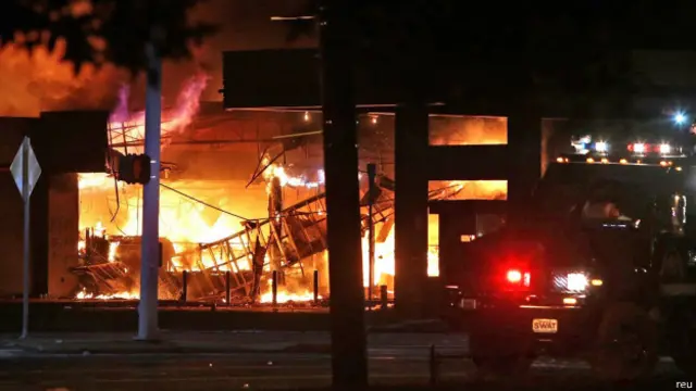 نهبت عدة متاجر واحرقت