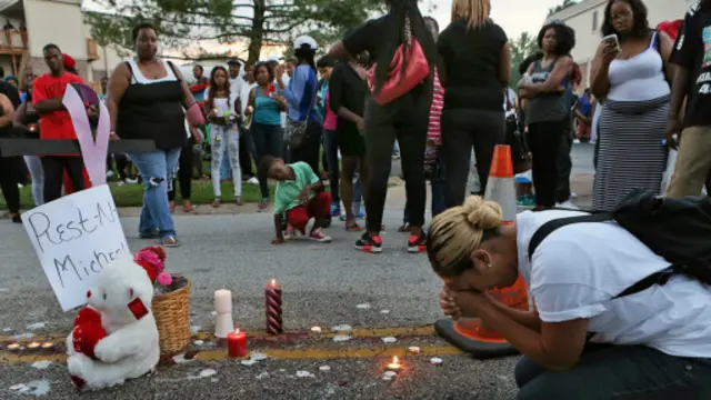 اندلعت أعمال العنف عقب مشاركة آلاف الأشخاص في وقفة احتجاجية بالشموع للتنديد بالحادث