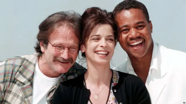Em 1997, Williams estrelou Amor Além da Vida, com Annabella Sciora e Cuba Gooding Jr, que estão na foto acima com o ator, em Cannes. (Crédito: PA)