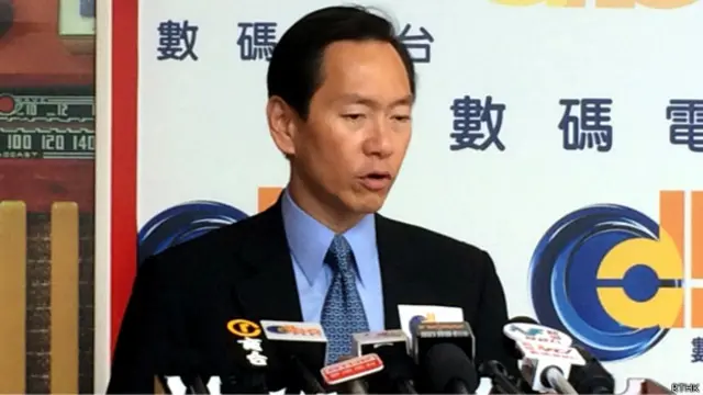 香港行政会议成员陈智思接受采访（香港电台图片12/8/2014）