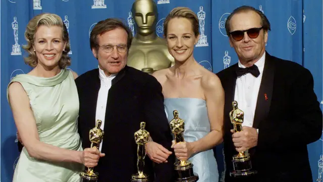 از راست: جک نیکلسون، هلن هانت، رابین ویلیامز (برای فیلم گود ویل هانتینگ) و کیم بیزینگر برندگان جوایز اسکار بهترین بازیگری در سال ۱۹۹۶ 