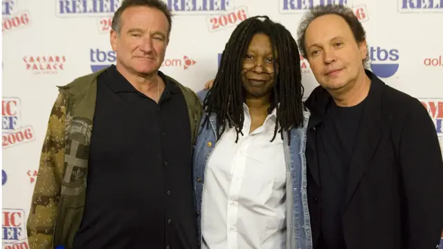 در کنار بیلی کریستال و ووپی گلدبرگ. هر سه از محبوب‌ترین مجریان مراسم اهدای جوایز اسکار هستند.