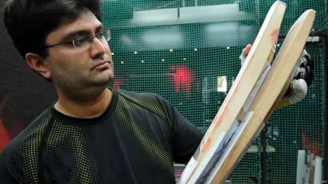 क्रिकेट बैट 'फ़ॉल्कन ब्लेड.' इसे आईआईटी मुंबई के छात्रों ने बनाया है.