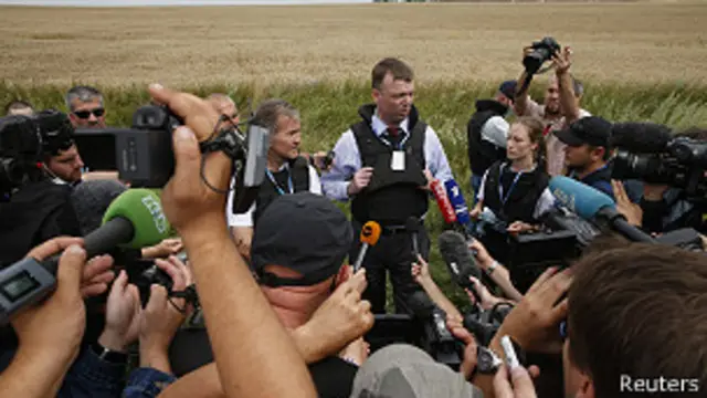 Журналисты на месте падения "Боинга"
