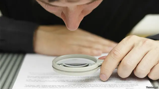 Мужчина с увеличительным стеклом