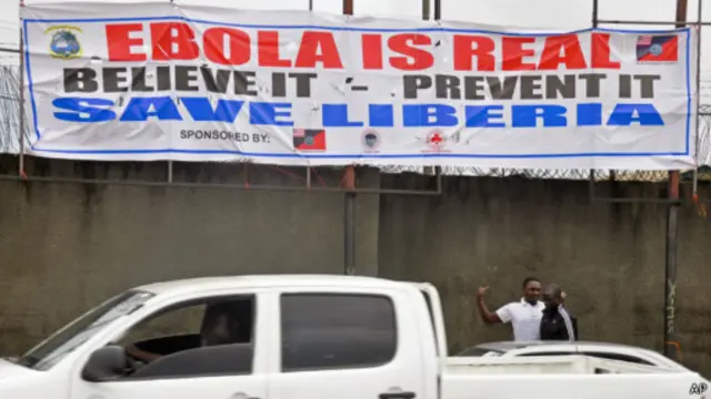 تابلویی در مونروویا پایتخت لیبریا: خطر ابولا واقعی است