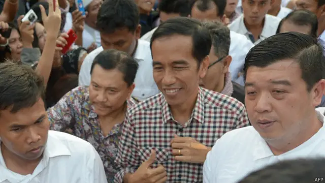 Jokowi dan AM Hendropriyono (kiri) dalam acara kampanye pilpres lalu di Jakarta.