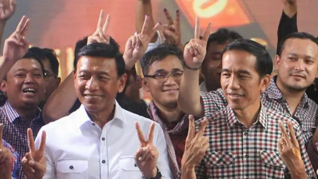 Jokowi dan Wiranto, pimpinan Partai Hanura, salah-satu partai koalisi.
