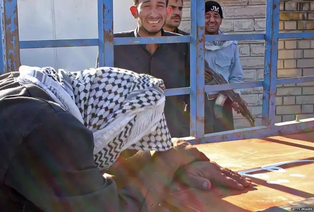 عين المالكي رئيسا للوزراء في 2006، بينما كان العراق يعاني من عنف دموي بين مليشيات الشيعة والسنة والقوات الأمريكية.