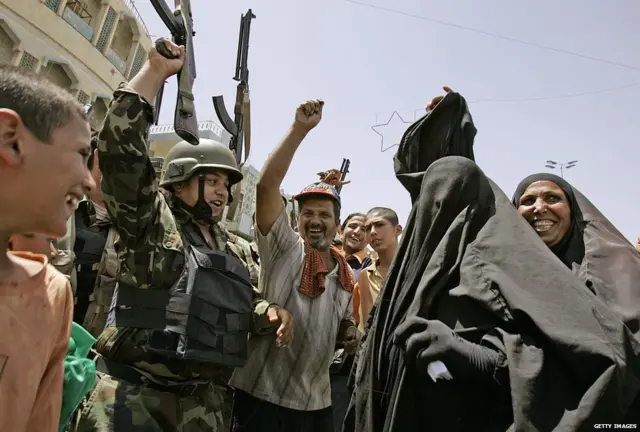 في العام نفسه استقبل العراقيون الشيعة بالترحيب نبأ مقتل أبو مصعب الزرقاوي - زعيم جماعة مرتبطة بالقاعدة وكانت تستهدف الشيعة.