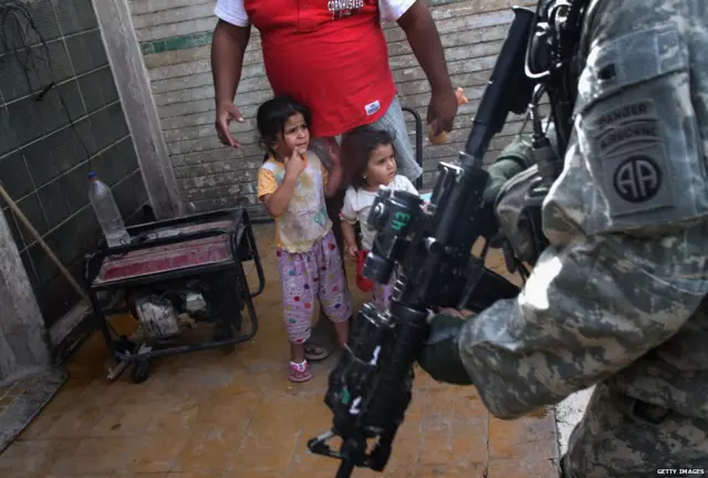 دفع نشر قوات أمريكية، صاحبه إنشاء ميلشيات عشائرية، تساندها الولايات المتحدة، إلى إخماد التمرد السني.