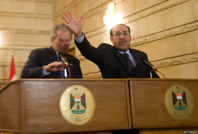 في عام 2008 أعلنت الولايات المتحدة أنها ستسلم مهمة السيطرة على الأمن تدريجيا إلى القوات العراقية. لكن الغضب على أمريكا ظل شديدا. وحاول المالكي في مؤتمر صحفي الدفاع عن الرئيس الأمريكي جورج بوش الابن بدفع حذاء قذفه أحد الصحفيين العراقيين به.