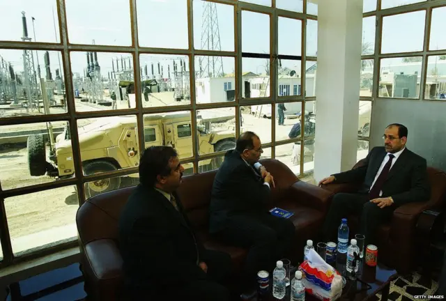 بالرغم من ثروة العراق النفطية، صارعت الحكومة لتوفير الخدمات الأساسية، مثل الكهرباء، والصرف الصحي، وغذى هذا السخط عليها.