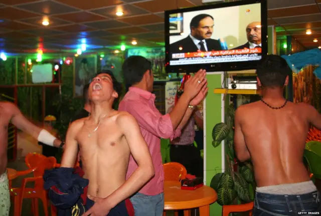 في عام 2010 جرت انتخابات في العراق. وتمكن المالكي من الاحتفاظ بمنصبه لولاية ثانية، وسط احتجاجات شديدة من خصومه.