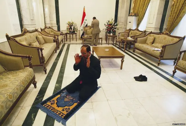 أصبح المالكي معزولا سياسيا في 2010، بسبب شكوى السنة والأكراد من احتكاره السلطة. وعقب اندلاع التمرد الذي قاده مسلحو تنظيم الدولة الإسلامية في الشمال في 2014 واجه المالكي ضغطا متزايدا للتنحي عن منصبه.