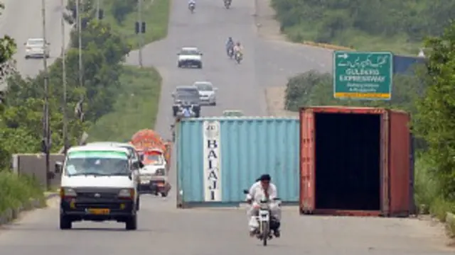 اسلام آباد میں ریڈ زون کو کنٹینرز لگا کر بند کر دیا گیا ہے