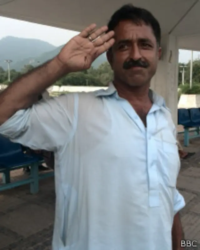 ہمارے ملک میں فوج ہونی چاہیے۔ یہ عوام ڈنڈے کی ہے، ڈنڈے کے بغیر یہ قابو نہیں آ سکتی: مجاہد حسین